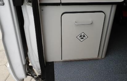 Fotografia 11: Compartimento para resíduos infectados nas UTI s móveis da empresa de Urgência e Emergências Médicas, setembro de 2015.. Fonte: Autor, 2015.