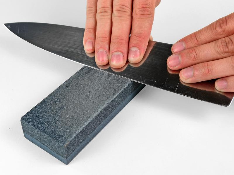 Certifique-se de aplicar pressão à porção da lâmina em contacto com a superfície plana da pedra.