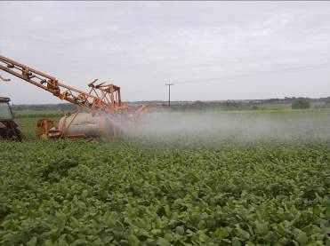 (8 a l/ha), com pressões oscilando entre,6 PSI a 8,4 PSI (Tabela.). Os testes foram realizados em lavoura de soja com, m de altura, utilizando-se um pulverizador Columbia de.