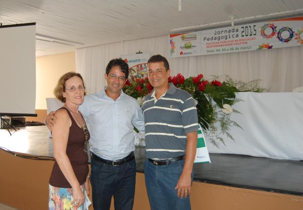 Pró-reitor ladeado pela professora Maria Eugênia Sanjuan e o Secretário Municipal Samuel Chaves.