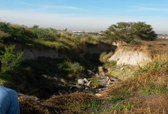 Figura 2 EROSÃO ACELERADA EM UMA CANAL URBANO ASSOCIADA À Foto do canal degradado, tirada em trabalho de campo realizado no mês de junho de 2014, localizada na Vila Finsocial, Goiânia.