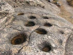 equilíbrio. A sua génese está relacionada com alteração numa fase de clima húmido que de seguida passa a seco, capaz de erodir a areia granítica, pondo a descoberto os blocos de rocha sã.