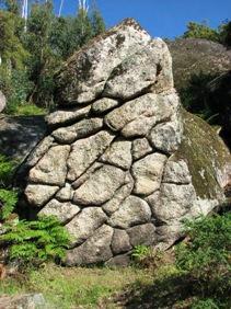 A utilização da rocha local é uma perfeita harmonia entre paisagem e construção humana.