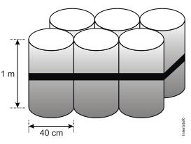 11. Um líquido que está num recipiente em forma de cone será despejado em outro recipiente que possui forma cilíndrica.