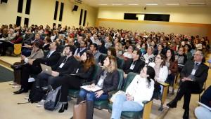 Mais de 300 participantes acompanharam o primeiro dia de palestras do CEC 2017 Com o auditório Altino Antunes, da Faculdade de Medicina Veterinária e Zootecnia da Universidade de São Paulo