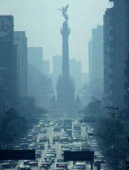 Um nevoeiro derivado da poluição, cerca o monumento ao Anjo na Cidade do México, no México, durante uma inversão térmica.