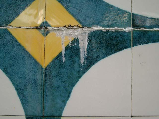precipitação. Figura 5 - Lascagem do vidrado. Figura 6 - Erosão do vidrado em azulejos aplicados em zonas costeiras.