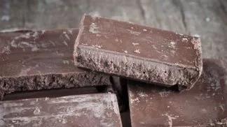 CHOCOLATE O chocolate, quando fica na geladeira costuma formar uma camada branca na superfície: O que você acha que pode ser? (a) Mofo? (b) Precipitados de proteína do leite? (c) Cristais de gordura?