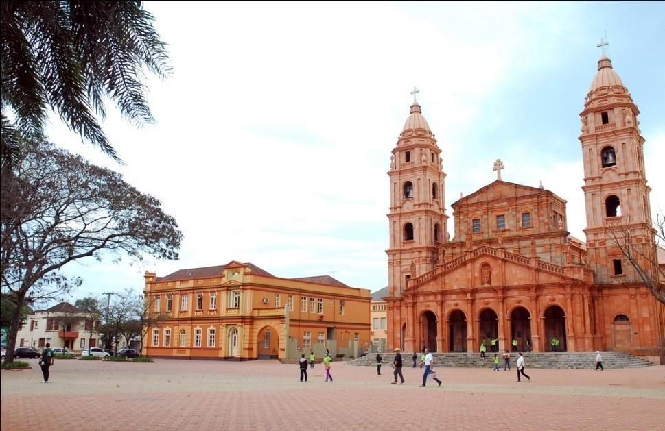 Figura 7 Catedral Angelopolitana, imagem atual. Fonte: Fernando Gomes REFERÊNCIAS FINOKIET, Bedati. Arca da memória. Santo Ângelo: JM, 2003 MARCHI, Darlan de Mamman.