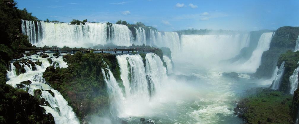[6] caderno de patrocínios [7] [FOZ DO IGUAÇU] A Terra das Cataratas Foz do Iguaçu está localizada no extremo oeste do Paraná, na divisa do Brasil com o Paraguai e a Argentina - no centro geográfico