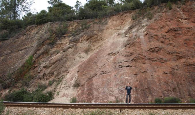 A água tem uma temperatura de 23 C à superfície, é hipossalina e ligeiramente ácida, podendo ser utilizada para o tratamento de doenças de pele e do