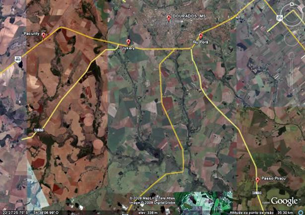 Foto 01 - Imagem de satélite coletada no Google Earth em janeiro de 2009. Na foto a rodovia 463, que liga Dourados a Ponta Porã, corta horizontalmente a imagem no lado esquerdo.