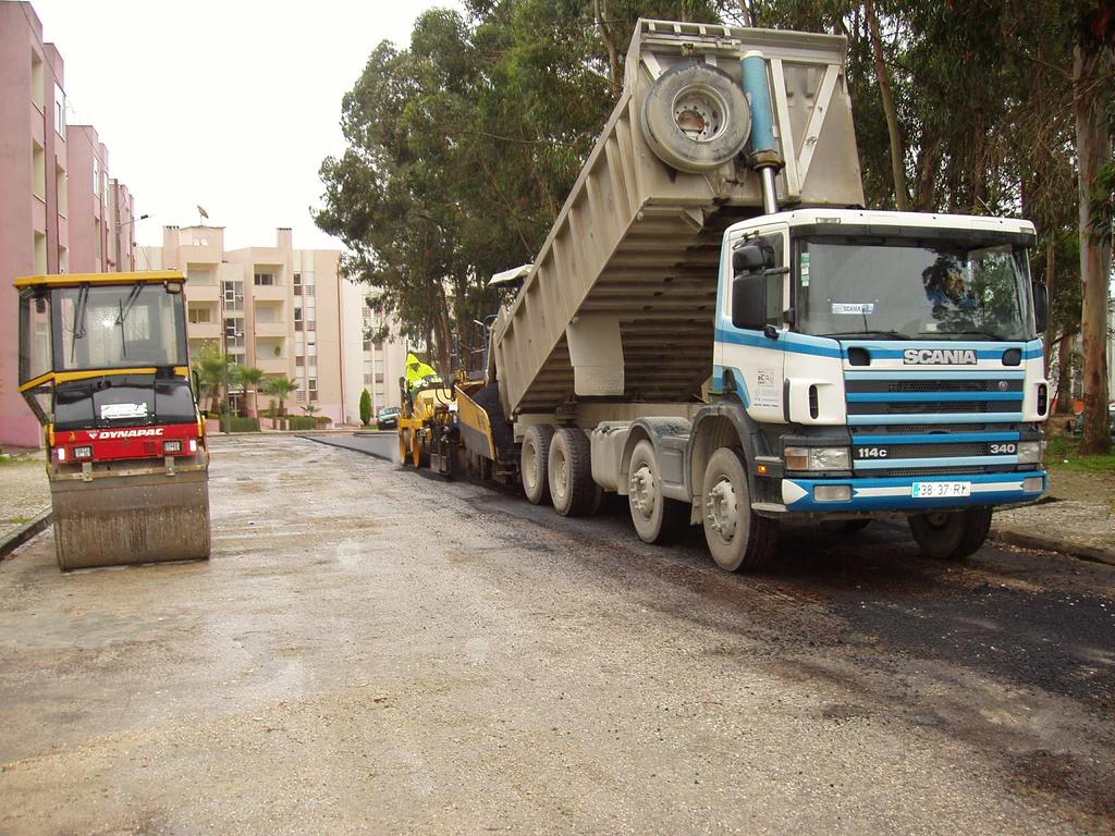 PARTAMENTO OBRAS E GESTÃO Operação de pavimentação Operação de frezagem do pavimento Rua da Azinhaga Comprida (Brasfemes), Rua da Taipa, que liga Vilela à Rua da