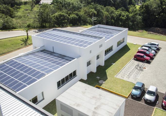 Com isso, a Universidade Federal do Paraná - UFPR está desenvolvendo trabalhos com estratégias para combater o desperdício de energia elétrica em escolas públicas, com foco nos gastos em iluminação.