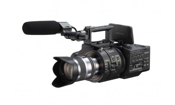 NEX-FS700N Filmadora NXCAM com super-sensor CMOS Exmor de 35 mm com sistema de lentes de montagem E e opções de gravação 4K/2K RAW Visão geral Opções de 4K/2K RAW acessíveis com super-sensor de 35 mm