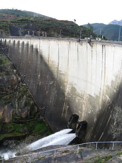 Caniçada) Legenda: APUB zonas de captação para abastecimento público; RN2000 Rede Natura 2000 (zonas designadas para proteção de habitats ou de espécies); ZBAL zonas designadas como águas balneares;