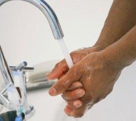 Lavar as mãos elimina bactérias, vírus e fungos que se depositam na pele, diminuindo o risco de infecções para os pacientes internados.