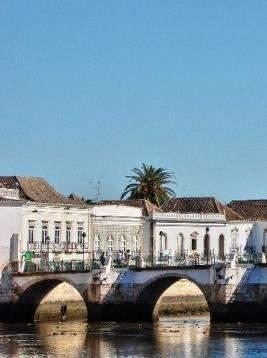 Tavira Uma encantadora aldeia de pescadores a leste de Faro, com uma beleza