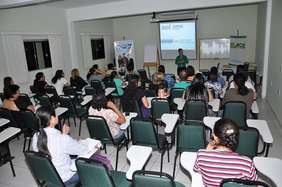 AGOSTO 03/08/2016 Reunião com diretoria Associação das Artesãs Reunião realizada com diretoria da Associação das Artesãs para apoio do Sebrae na constituição da Associação e levantamento de