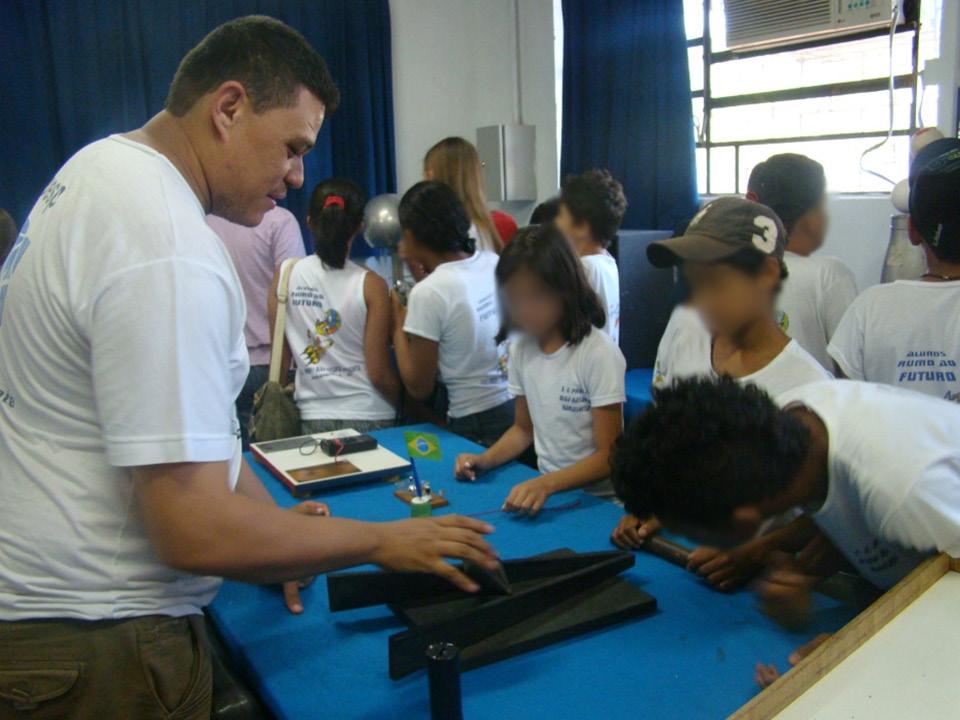 Em seguida, deixamos os alunos livres no ambiente para acionar e tocar em qualquer experimento sem uma ordem estabelecida, a fim de despertar sua curiosidade (Figura 2.5).