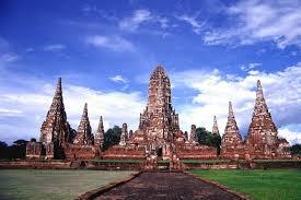 AYUTTHAYA Situada a 90 km de Bangkok, foi a antiga capital da Tailândia, fundada em 1350. Não faltam templos, estátuas gigantes, monastérios, museus, colunas, torres e muitas ruínas para ver.