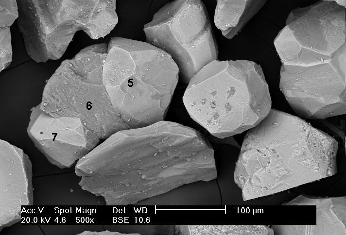 dolomítica e sílica (grau analítico) como fluxantes e cimento Portland ARI como aglomerante. Nos ensaios de redução foram utilizados: gás argônio e cadinho de grafita.