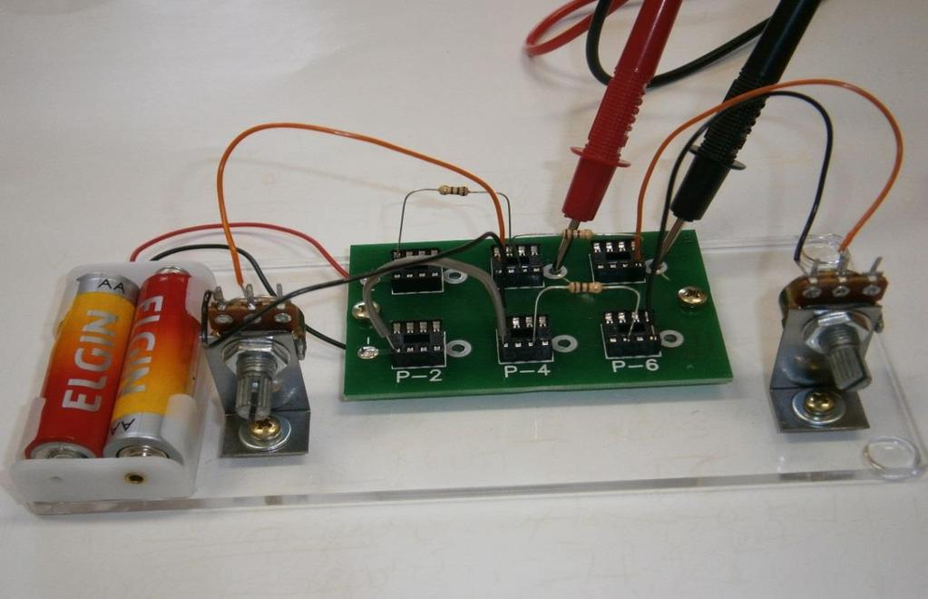 Os demais componentes como resistores fixos ou fios de conexão simples devem ser colocados no circuito de acordo com o requisito de cada experimento.