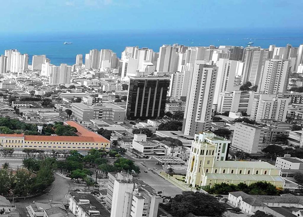 De um lado, a pacata Dona Leopoldina, em direção à revitalizada Praia de Iracema. Do outro, a Av.