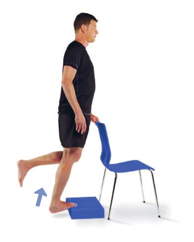 1 Músculos da panturrilha Forca Fique em pé com a parte da frente do pé sobre uma almofada ou um