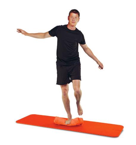 4 Exercício de equilíbrio Coordenação Equilibre-se em uma toalha enrolada.