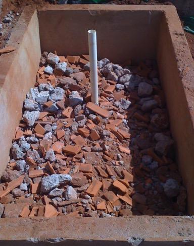 Evitar a instalação abaixo da última camada de bloco da pirâmide, pois isso pode gerar o que os encanadores chamam de afogamento do vaso sanitário.
