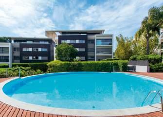 On the ground floor it has a living room with lots of light with access to the garden and outdoor swimming pool through wide glass doors. Localizado na melhor zona do Monte Estoril, com vista mar.