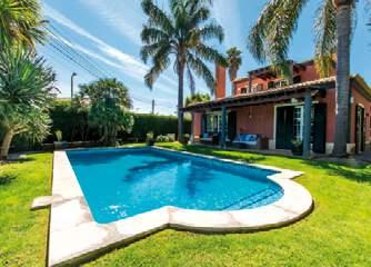 All rooms with direct access to the garden and pool. Excellent sun exposure. Inserida em zona residencial premium, composta por 2 pisos.