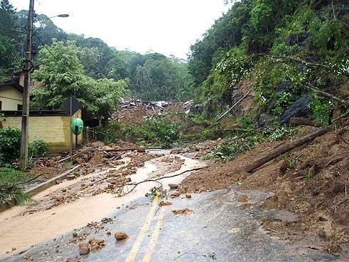 Enchente em Santa Catarina As enchentes em Santa Catarina em 2008 ocorreram depois do período de grandes chuvas durante o mês de novembro de 2008, afetando em torno de sessenta cidades e mais de 1,5