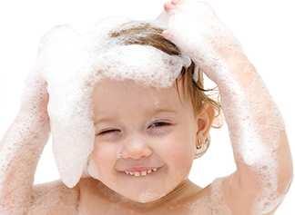 Champô para bebé Limpeza suave para cabelos e courocabeludo. Torna o cabelo do bebé mais fácil de pentear. Recomendado por pediatras e parteiras.