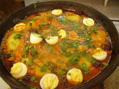 Peixada cearense Símbolo da culinária desta região, é um cozido de peixes servido com pirão de farinha; É tão tradicional que está presente em