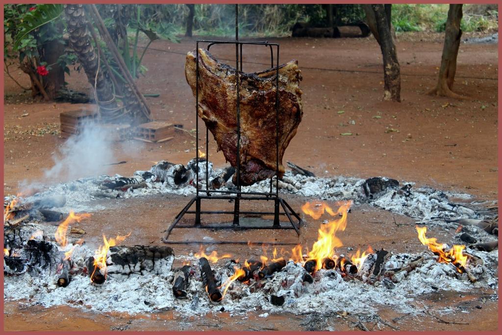 Com a vinda dos imigrantes italianos que ficaram na região, mostraram seus pratos típicos como por exemplo a polenta, frango, massas bebidas e vinho.