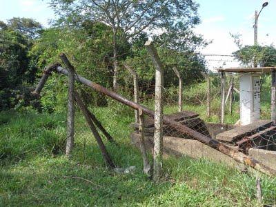 NÃO CONFORMIDADES Item 7.1: Item 7.1: A área não está devidamente cercada (Art. 2º da Lei Federal 11.445/2007). Prazo: Em até 180 dias Item 7.3: Ausência de conjunto moto-bomba reserva (Art. 4.2.3.4 da NBR 12208/1992).