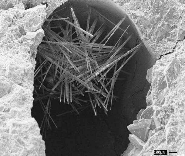 Poros com diâmetros de 0,01 µm a 1,0 µm. (1Å=10-10 m; 1µm=10-6 m) Os diâmetros são relativos ao afastamento inicial dos grãos de cimento.