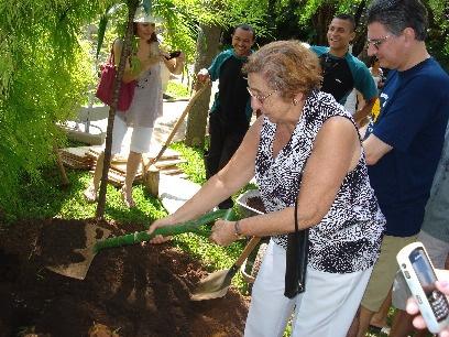 Hebraica foi a Na am do Jardim de Infância para plantar mudas de árvores.