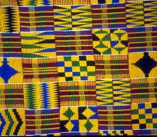 são as formas geométricas presentes no tecido Kente 6 do Gana (figura 1), o Denkira que combina diferentes estruturas (figura 2) e o Alaká africano, produzido por tecelãs do terreiro de Candomblé Ilê