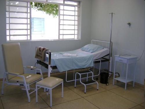 Ambiente * O DIP conta com 11 quartos de internação, posto da enfermagem, sala de preparo da medicação, sala de almoxarifado, sala de descanso dos médicos e plantonistas, sala de expurgo( para