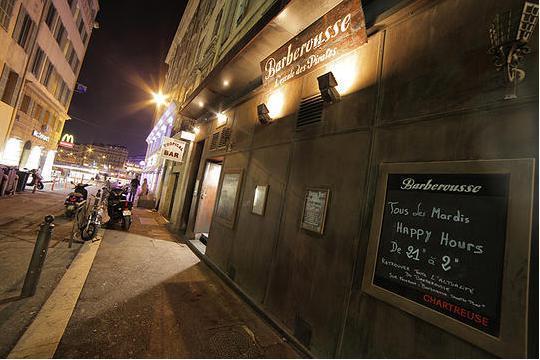 10 Para os que gostam de ficar na cidade, tem um bar bem popular no Vieux Port (um dos lugares