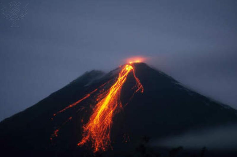 Vulcanismo Os vulcões são pontos de extravasamento do magma do interior da Terra para o exterior.