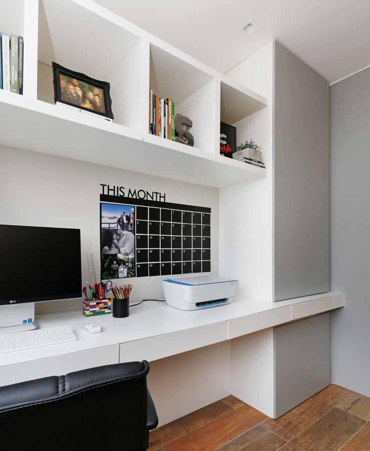 projeto O home office substitui o terceiro dormitório e se conecta ao living pela porta-painel que integra a solução em marcenaria com armários e gavetas embutidas na mesa de trabalho A bem