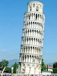 Torre de Sineira No Conjunto, o (Pisa) edificio mais conhecido é o campanário(torr e) que começou a ser contruida entre 1173