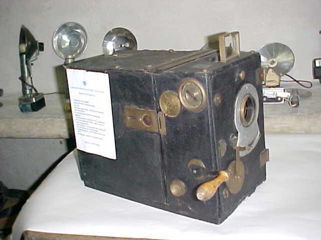 80 Máquina fotográfica Lambelambe, fabricada nas primeiras décadas do