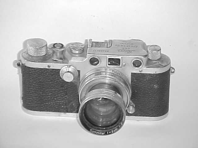 81 A câmera Leica D.R.P Ernst Leitz Wetzlar, alemã, fabricada na década de 30 antes da Segunda Guerra Mundial, que foi pirateada pelos japoneses após a guerra, com o nome Canon.