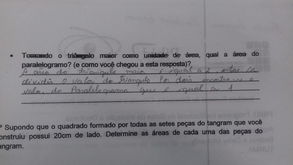 também da sobreposição dos triângulos menores no paralelogramo e no triângulo maior.