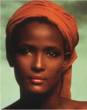 Alimentam-se quando Waris Dirie, nômade somali encontram comida Aceitam as intempéries com conformismo Dão à luz sozinhas no deserto Andam dias e noites, sem alimento e proteção, para
